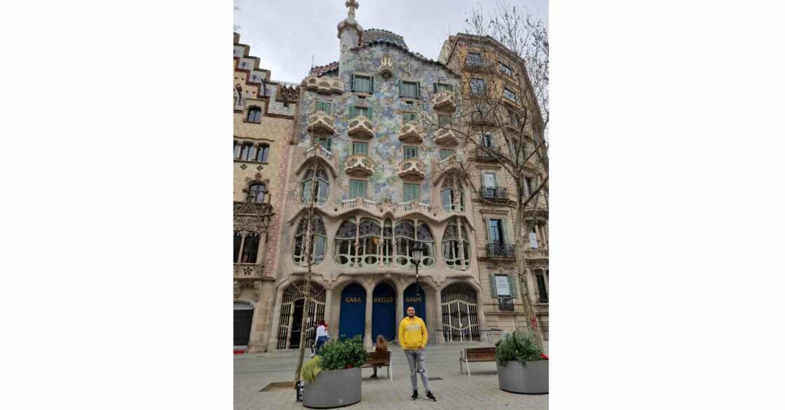 Catalin Ruiu vor dem Casa Battló in Barcelona.
