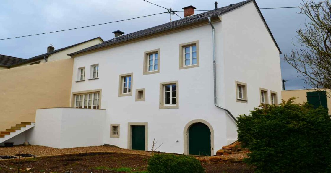 Erbautes Haus im regionaltypischen Stil.