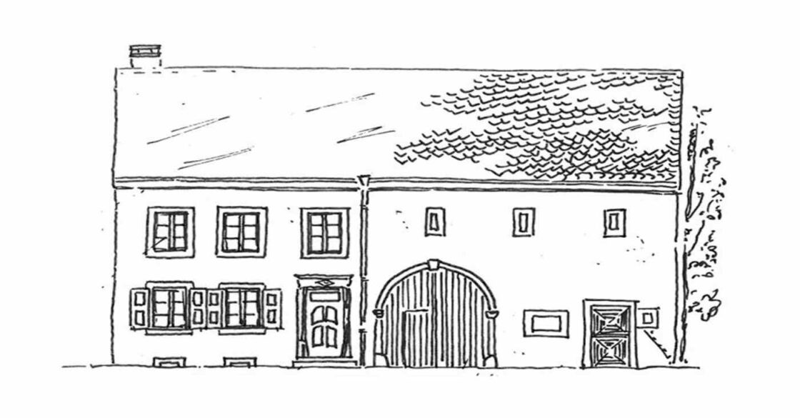 Zeichnung eines Hauses im dorfgerechten Stil mit Fensterläden und Bogentüre.