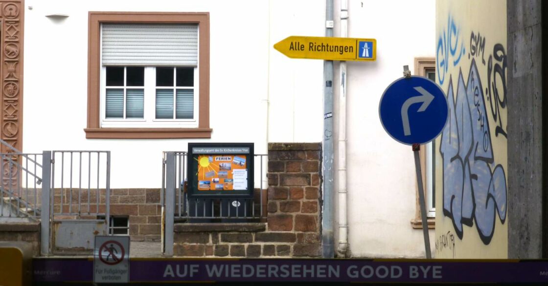 Straßenschilder mit entgegengesetzten Anweisungen.