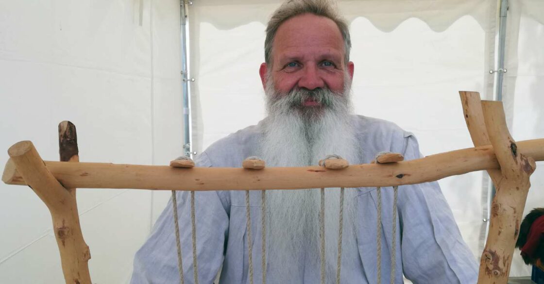 Buchbinder Martinus Janssen übt die traditionelle Buchbinder-Kunst mit Leidenschaft aus.