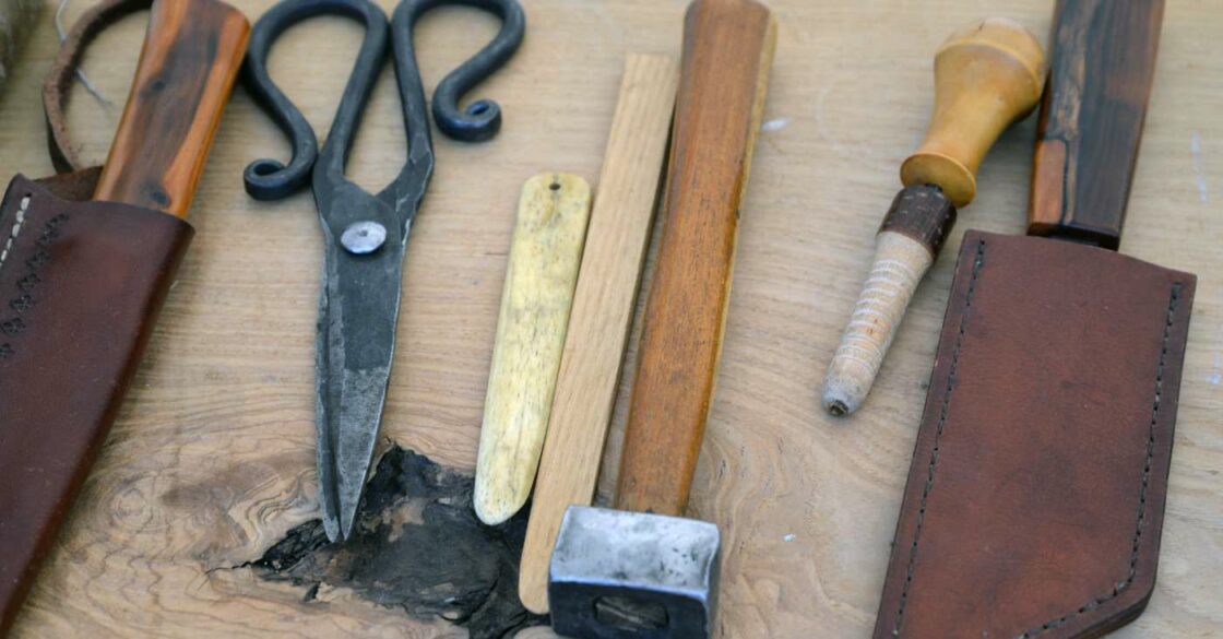 Handwerks-Utensilien eines traditionellen Buchbinders.