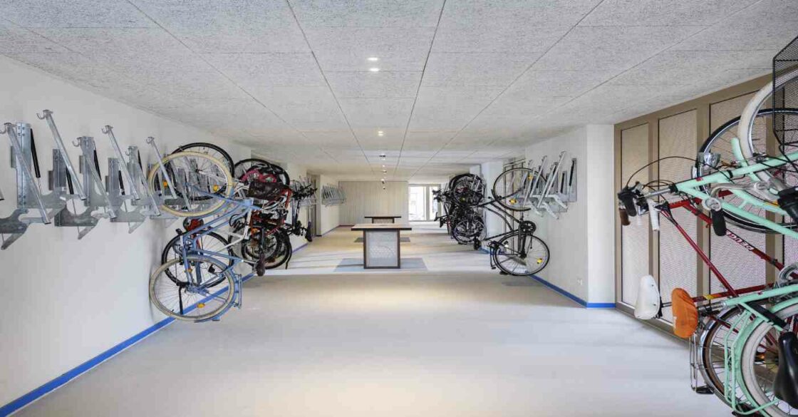 Platzsparende Mobilitätsstation lagert Fahrräder praktisch, ohne dass diese im Weg stehen.