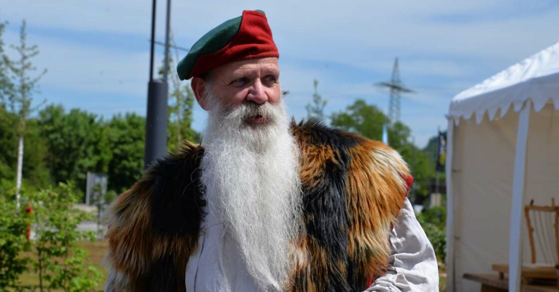 Buchbinder Martinus Janssen in traditioneller Buchbinder-Kleidung.