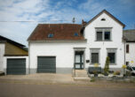 Perfektes Wohnen mit Handwerk- oder Hobby-Halle, 2 Garagen, Garten und viel Platz in Wadern-Wadrill - Forsthofstraße 7 – 66687 Wadern
