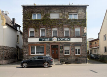 Die Enkircher Bahnhofstraße 6 ist Gastro-Mekka für Hochzeiten, Karneval und Bruchstein-Liebhaber, 56850 Enkirch, Gastronomie und Wohnung