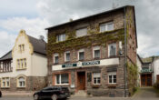 Die Enkircher Bahnhofstraße 6 ist Gastro-Mekka für Hochzeiten, Karneval und Bruchstein-Liebhaber - F64_8914