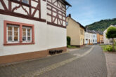 Haus in Zeltingen-Rachtig sucht neue Besitzer. – TEXT IN LEICHTER SPRACHE - Bahnhofstraße 2 – 54492 Rachtig