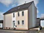 Ein Doppel·haus in Mackenrodt ist zu verkaufen. Das Haus hat 3 Garagen. – TEXT IN LEICHTER SPRACHE - Hauptstraße 3 – 55758 Mackenrodt