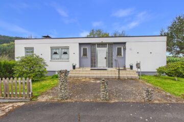 Privat ist privat – mit Blick auf die Hopfengärten im Bornweg 16 von Holsthum, 54668 Holsthum, Einfamilienhaus